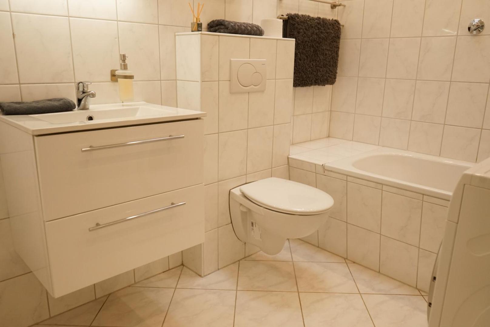 Moeblierte 3-zimmer-wohnung Nahe Duesseldorf In Duisburg-sued Apartment Duisburg