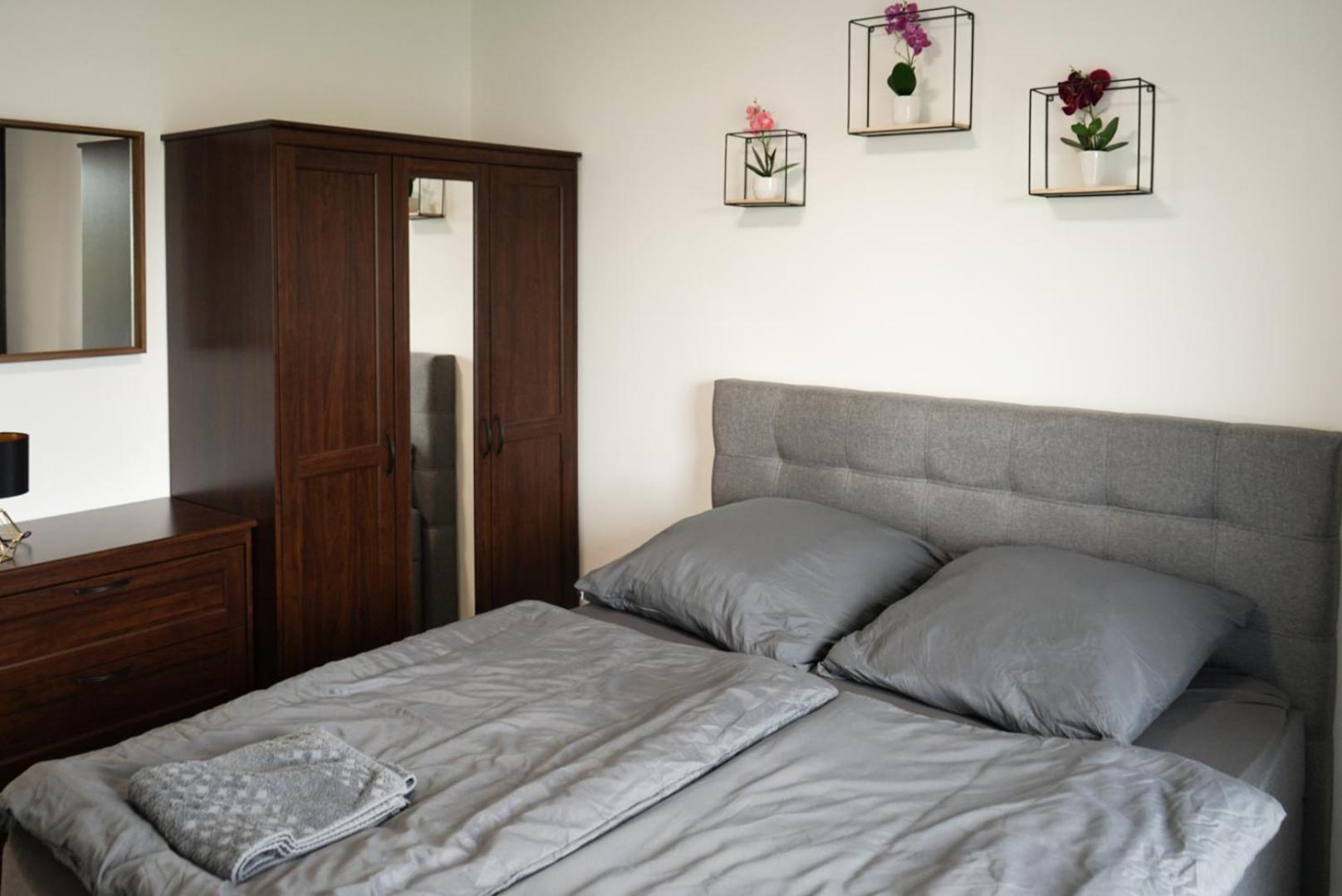 Moeblierte 3-zimmer-wohnung Nahe Duesseldorf In Duisburg-sued *